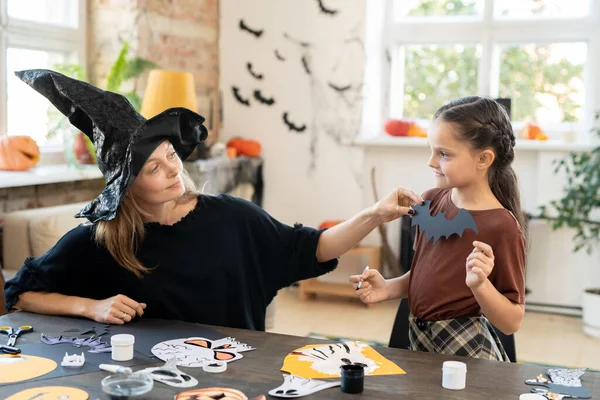 Junge Mutter Hexenkleid Sitzt Tisch Mit Halloween Bildern Und Entwirft — Stockfoto