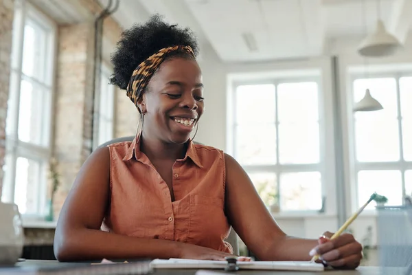 Joyeux Jeune Femme Origine Africaine Chemisier Décontracté Marron Bandeau Imprimé — Photo