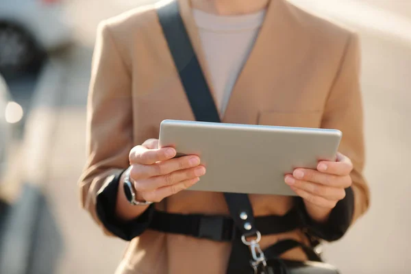 Händer Unga Eleganta Affärskvinna Med Digital Surfplatta Titta Online Video — Stockfoto