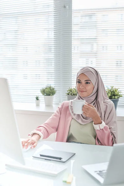 Joven Diseñadora Musulmana Ocupada Gerente Hijab Tomando Café Mientras Está —  Fotos de Stock