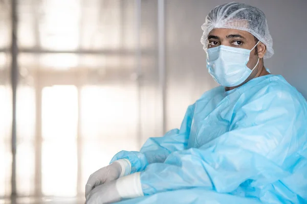 Uitgeputte Professionele Mannelijke Chirurg Beschermende Werkkleding Leunend Tegen Muur Gang — Stockfoto