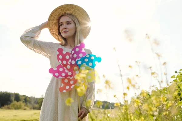 Linda Jovem Loira Chapéu Elegante Vestido Segurando Grande Polkadot Whirligig — Fotografia de Stock