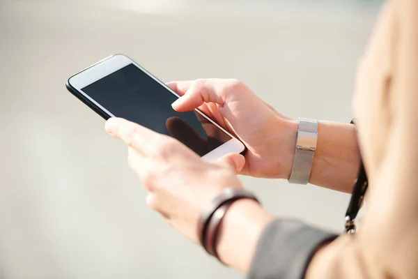 Manos Joven Mujer Negocios Elegante Con Teléfono Inteligente Desplazándose Través — Foto de Stock