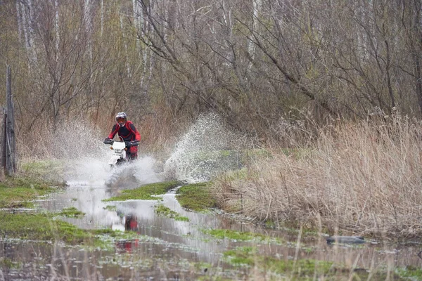 Wyścigi Motocyklistów Kałużach Podczas Konkurencji Środowisku Naturalnym — Zdjęcie stockowe