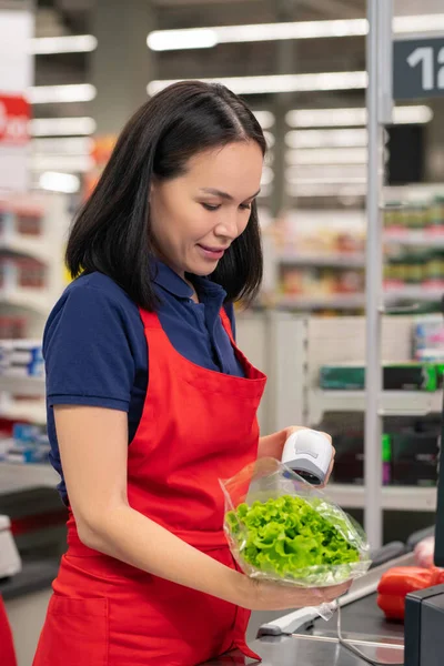 Mulher Asiática Atraente Trabalhando Supermercado Mesa Caixa Com Braços Cruzados — Fotografia de Stock