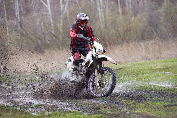 Balapan Pembalap Motorcross Trek Lumpur Saat Mengambil Bagian Dalam Kompetisi — Stok Foto