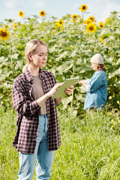 Junge Ernsthafte Bäuerin Arbeitskleidung Die Vor Der Kamera Steht Und — Stockfoto