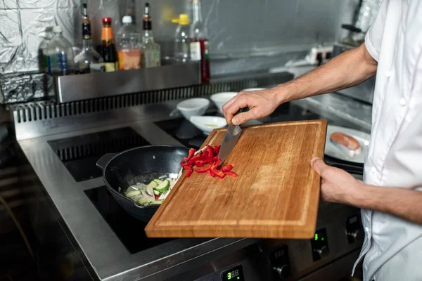 Manos Joven Chef Uniforme Blanco Poniendo Pimiento Rojo Picado Sartén — Foto de Stock