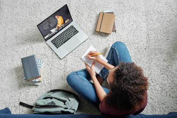 Přehled Mladého Současného Zkříženého Studenta Sedícího Podlaze Před Laptopem Píšícího — Stock fotografie