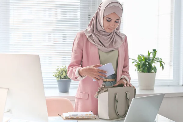 Jonge Mooie Moslim Vrouwelijke Office Manager Hijab Slimme Casualwear Zetten — Stockfoto