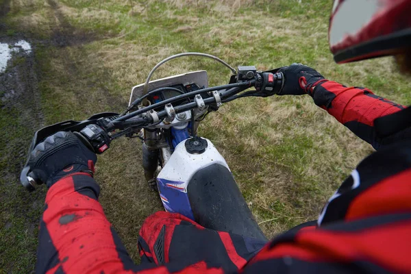 Motorcross Pembalap Pergi Memegang Oleh Gagang Hitam Sepeda Motornya — Stok Foto
