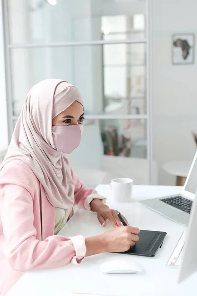 Jovem Designer Feminina Criativa Hijab Máscara Protetora Sentado Mesa Frente — Fotografia de Stock