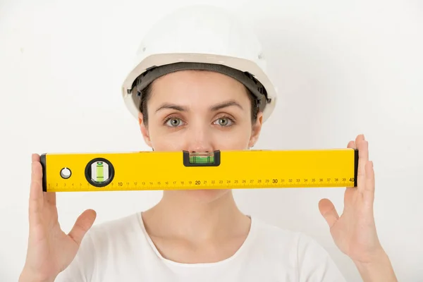 Retrato Mujer Joven Segura Positiva Ajustando Hardhat Sosteniendo Rollo Pintura —  Fotos de Stock