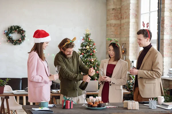 Grupo Jovens Gerentes Escritório Amigáveis Xmas Headbands Segurando Flautas Enquanto — Fotografia de Stock