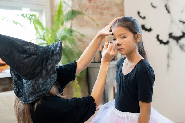Kinderanimateurin Hexenkostüm Schminkt Asiatisches Mädchen Auf Halloween Party — Stockfoto