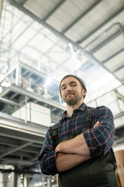 Jonge Succesvolle Mannelijke Werknemer Van Grote Fabriek Shirt Muts Overall — Stockfoto