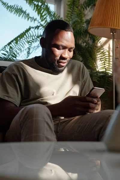 Νέοι Casual Άνθρωπος Αφρικανικής Εθνικότητας Κοιτάζοντας Οθόνη Smartphone Ενώ Κύλιση — Φωτογραφία Αρχείου