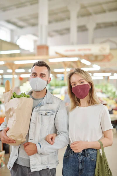 Coronavirus Sırasında Çiftçi Pazarında Birlikte Yürüyen Yiyecek Alan Maskeli Genç — Stok fotoğraf