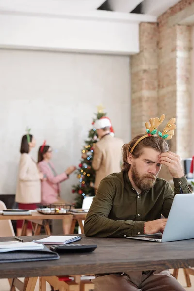 Joven Hombre Negocios Barbudo Pensativo Con Diadema Navidad Mirando Pantalla — Foto de Stock