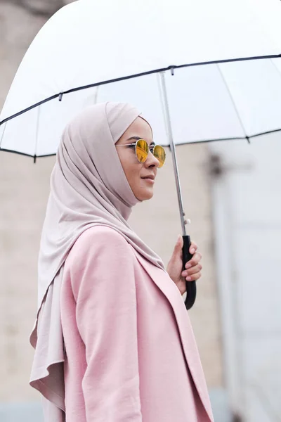 Joven Mujer Musulmana Con Estilo Hijab Gafas Sol Cárdigan Rosa —  Fotos de Stock