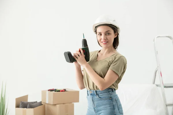 Retrato Una Joven Sonriente Hardhat Con Destornillador Inalámbrico Habitación —  Fotos de Stock