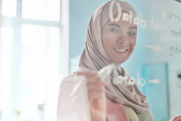 Joven Corredora Musulmana Sonriente Hijab Tomando Notas Con Resaltador Tablero —  Fotos de Stock