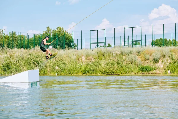 Mladý Sportovec Aktivním Oblečení Ochranné Přilbě Stojící Surfu Nad Vodou — Stock fotografie