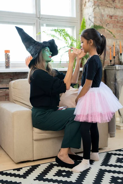 Artista Femenina Con Cara Verde Con Sombrero Brujas Haciendo Maquillaje — Foto de Stock
