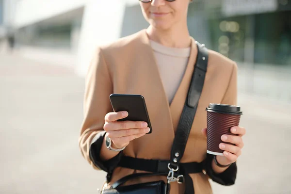 Händer Unga Affärskvinna Med Glas Kaffe Rulla Genom Kontakter Smartphone — Stockfoto