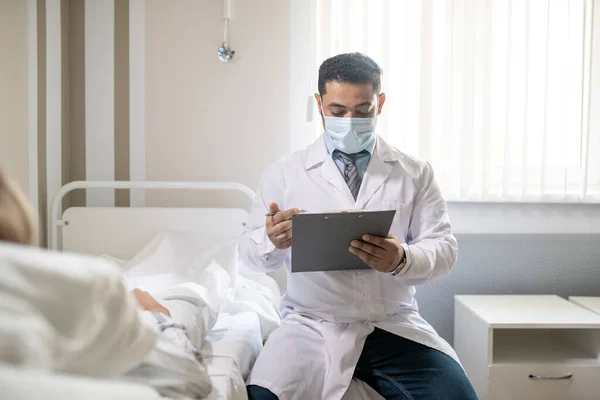 Mladý Současný Lékař Formalwear Whitecoat Ochranné Masky Čtení Lékařských Údajů — Stock fotografie