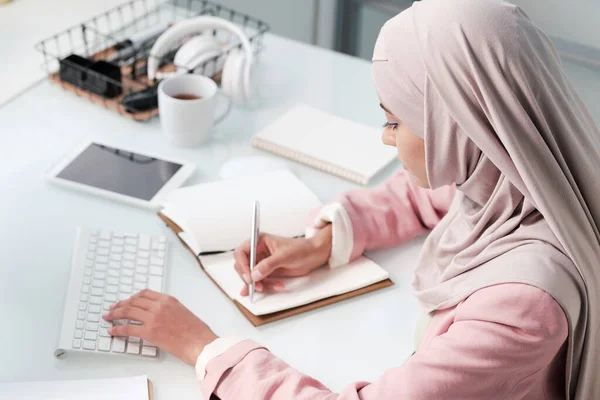 Współczesna Młoda Muzułmanka Hidżabie Elegancka Odzież Casualwear Siedząca Przy Stole — Zdjęcie stockowe