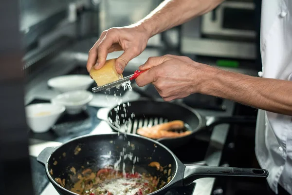 Manos Joven Chef Profesional Queso Rallado Uniforme Blanco Sartén Con — Foto de Stock