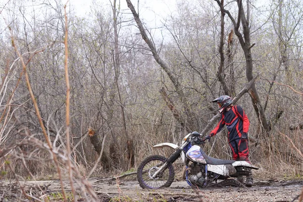 Motorbike Racer Standing Forest Road His Vehicle Stuck Mud — Stock Photo, Image