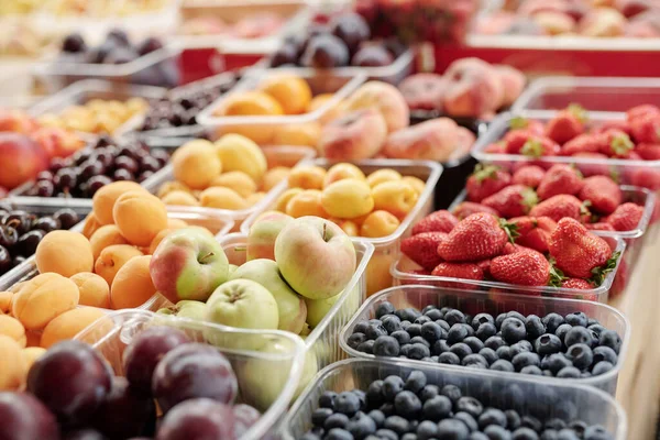 Close Van Verse Vruchten Bessen Plastic Recipiënten Die Levensmiddelenmarkt Toonbank — Stockfoto