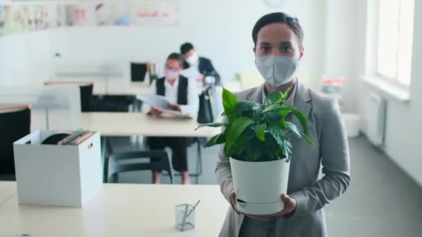 Imagens Retrato Médio Mulher Irreconhecível Usando Máscara Protetora Rosto Sala — Vídeo de Stock