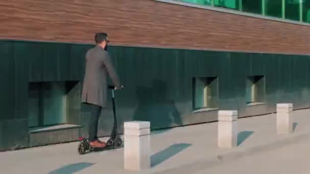 Prise Vue Arrière Complète Bel Homme Moderne Vêtements Intelligents Scooter — Video