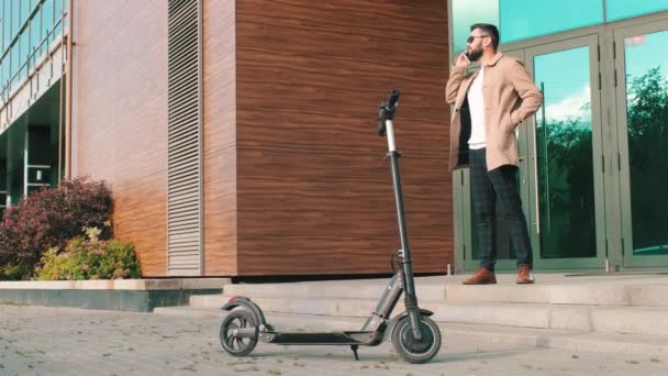 Açık Havada Park Edilmiş Modern Elektrikli Scooter Güneşli Bir Günde — Stok video