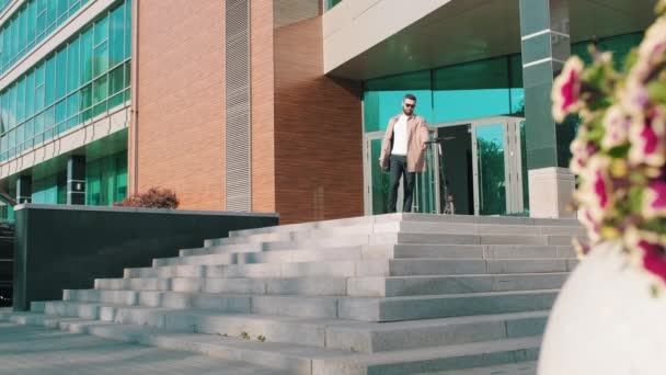 나가는 사업가가 사무실을 나가서 스쿠터를 계단을 내려가는 모습을 — 비디오