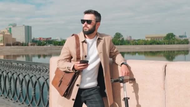 Başarılı Genç Adamının Şık Şık Kıyafetleri Siyah Güneş Gözlükleriyle Güneşli — Stok video