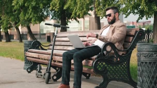 Homem Moderno Elegante Óculos Sol Pretos Sentado Trabalhando Banco Diques — Vídeo de Stock