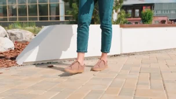 여성의 다리가 스쿠터로 접근하는 여름에 야외로 나가기 시작하는 — 비디오