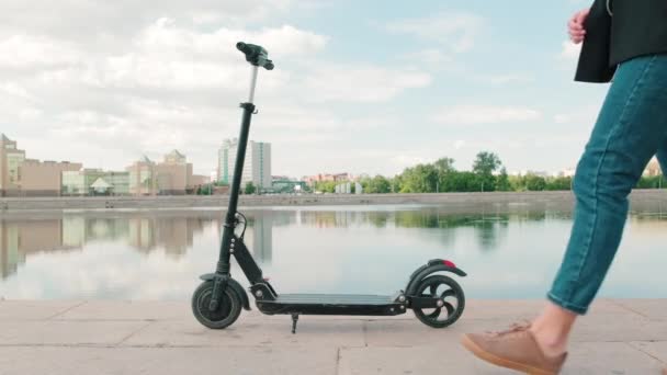 Inget Ansikte Låg Sektion Skott Oigenkännlig Kvinna Närmar Sig Scooter — Stockvideo