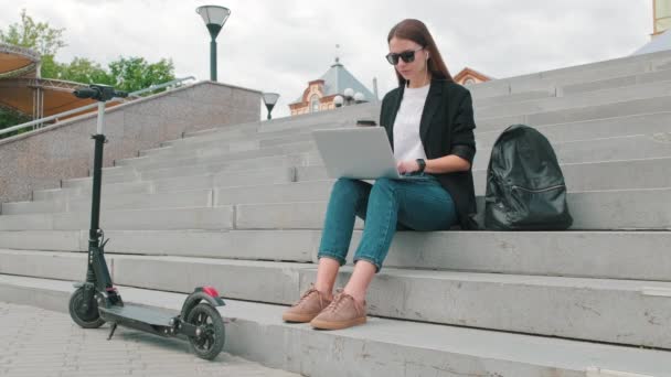 Full Shot Joven Freelancer Sentada Escaleras Hormigón Con Computadora Portátil — Vídeos de Stock