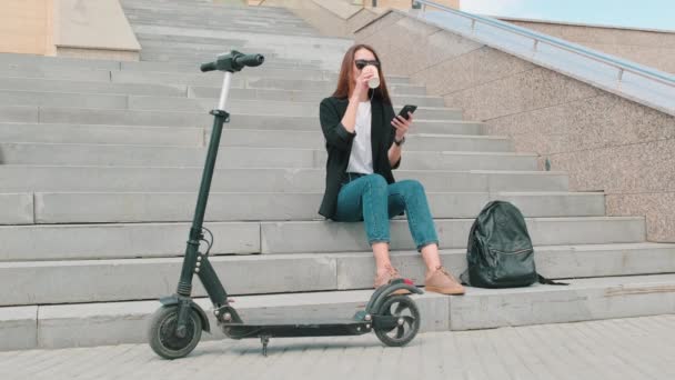 Beton Merdivenlerde Oturan Kahvesini Yudumlayan Akıllı Telefonuyla Sörf Yapan Planda — Stok video