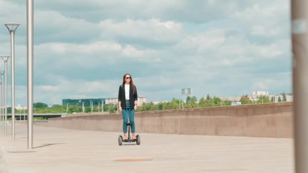 Filmagem Frontal Completa Uma Jovem Bonita Óculos Sol Montando Gyroscooter — Vídeo de Stock