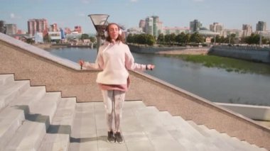 Kafkasyalı çekici bir kadının kulaklık takıp şehrin sokaklarında koşmaya başlayarak müzik, hava ve yalnızlığın tadını çıkardığı sahneler.