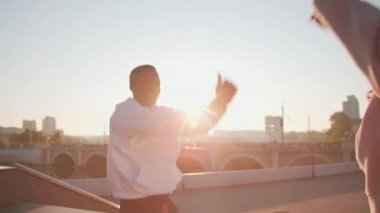 Afrika kökenli Amerikalı bir adamın yaz sabahı bayan koçunun önünde kol hareketleri yaparken orta boy fotoğrafı.