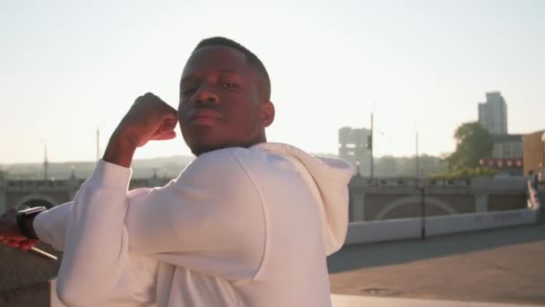 Средний Снимок Молодого Африканского Американца Делает Упражнения Спины Разогрева Перед — стоковое видео