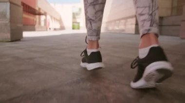 Güneşli bir günde açık havada koşu yapan kadın ayaklarının düşük kesimli arka plan görüntüleri.