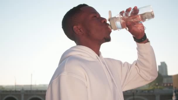 Low Angle Close Van Jonge Afro Amerikaanse Sportman Drinkwater Uit — Stockvideo